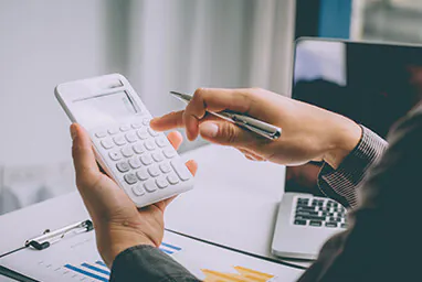 Pessoa usando uma calculadora para analisar valores